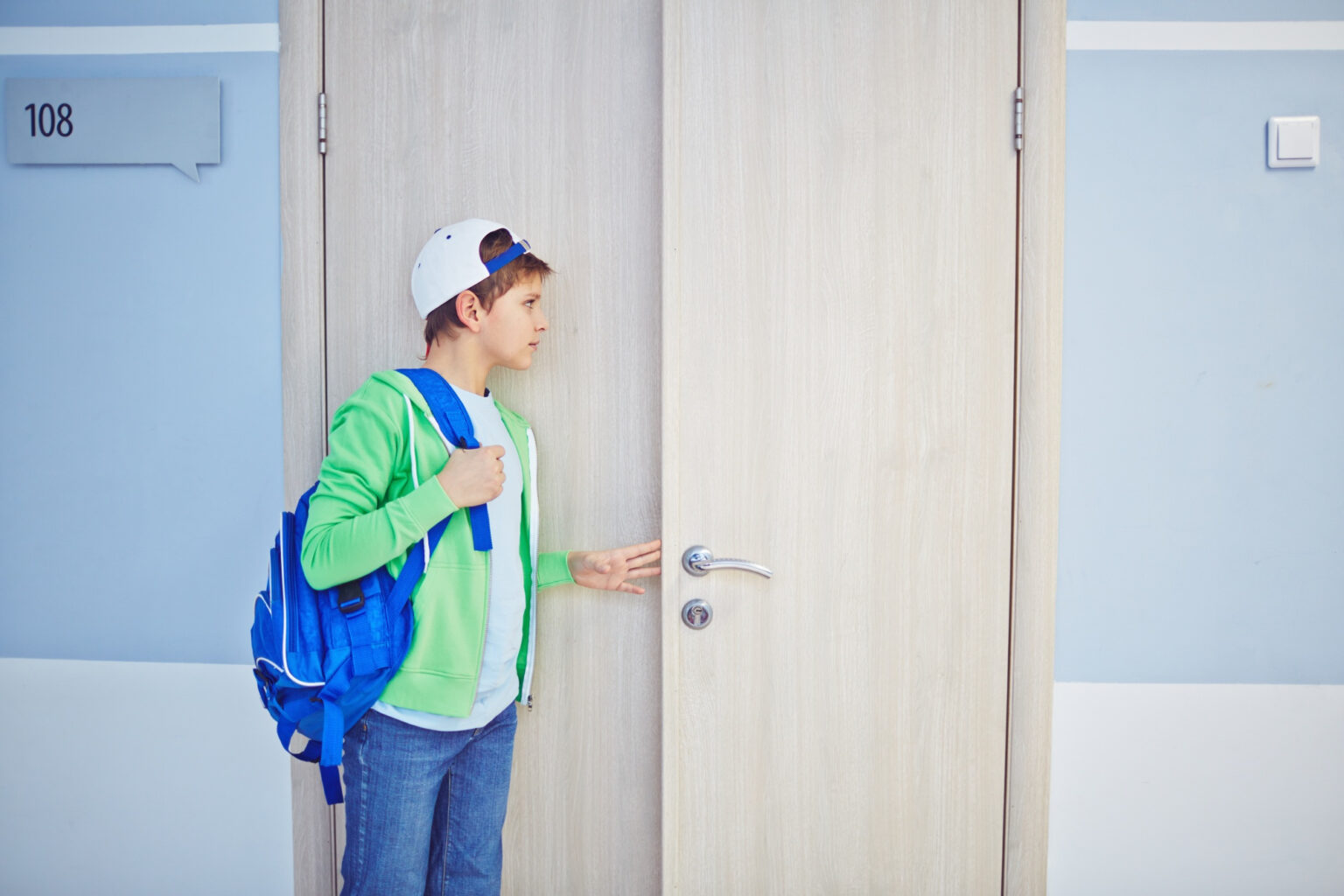 Puerta semiacorazada de diseño moderno, una de las opciones del catálogo de Adarma