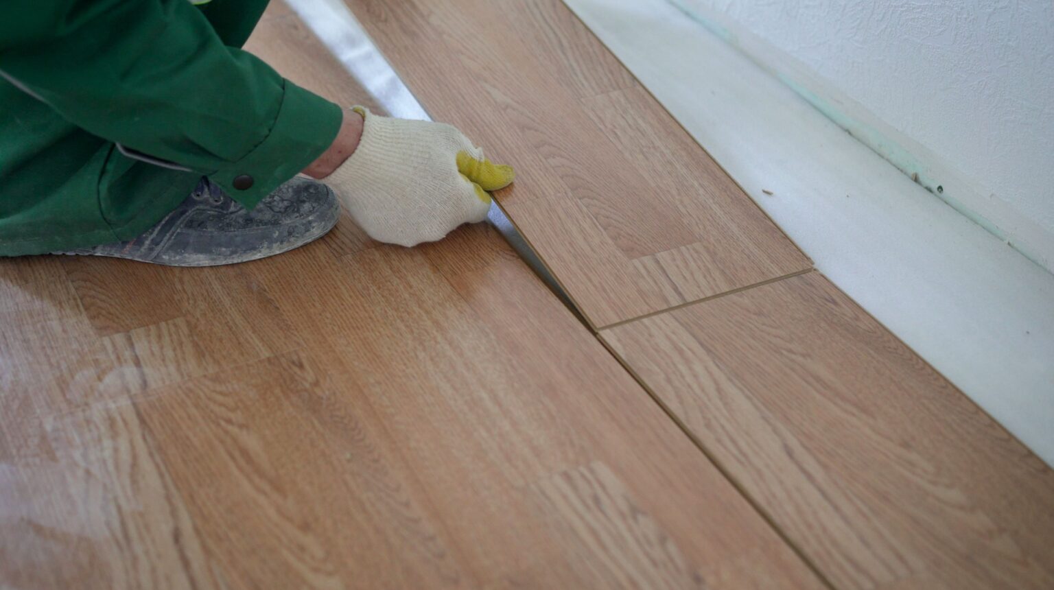 Suelo laminado imitando roble oscuro de alta calidad instalado en un local comercial
